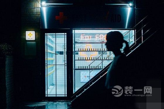 脑洞大开的店铺 药店金碧辉煌剃头店酷似酒吧