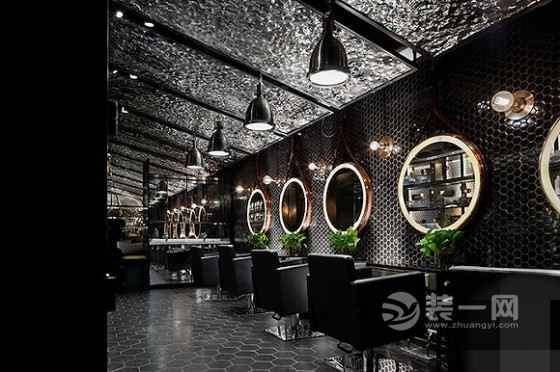脑洞大开的店铺 药店金碧辉煌剃头店酷似酒吧
