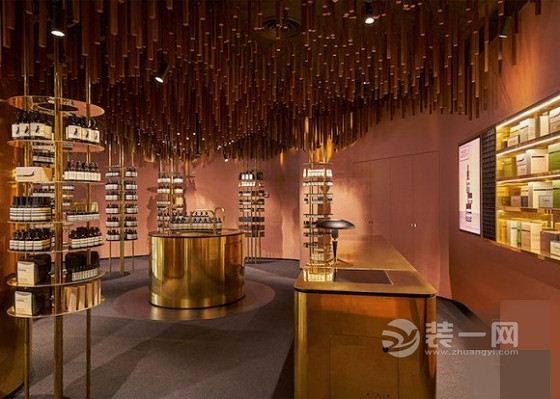 脑洞大开的店铺 药店金碧辉煌剃头店酷似酒吧